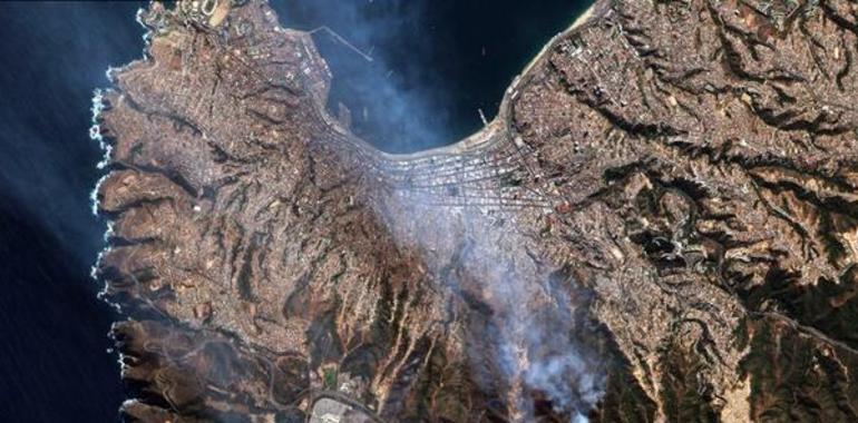 El fuego no suelta su presa en Valparaíso, tras 12 muertos y 10.000 evacuados