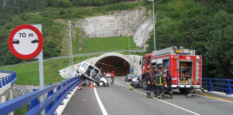 Cuatro heridos de diversa consideración tras un choque frontal de dos vehículos en Lesaka (N-121-A)