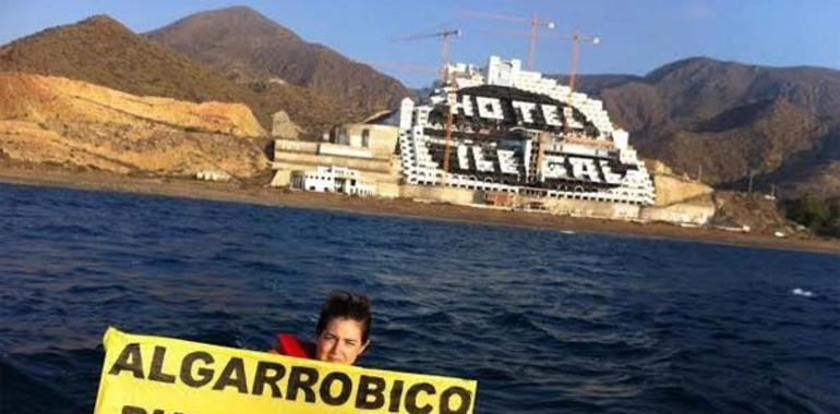 El negro corazón del Algarrobico, al descubierto