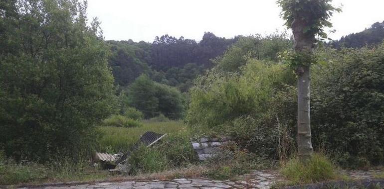 La Fiscalía de Medio Ambiente investiga el vertedero de la playa de San Pedro en Cudillero