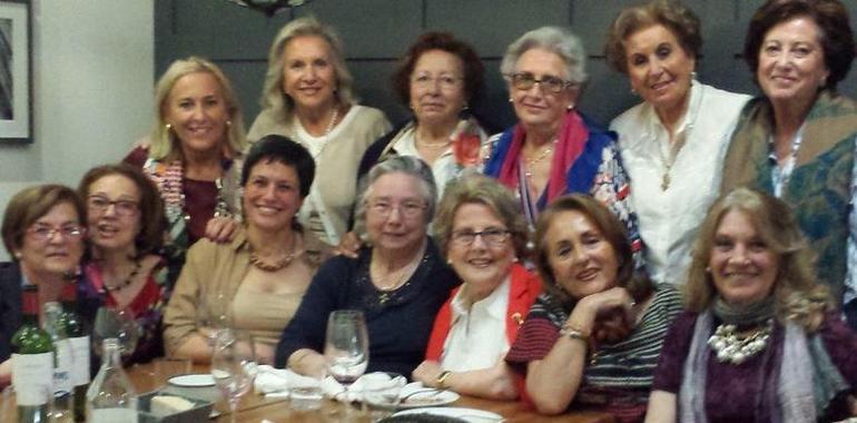        Las "gontrodo" celebraron su encuentro mensual en la casa de comidas Gloria de Oviedo                