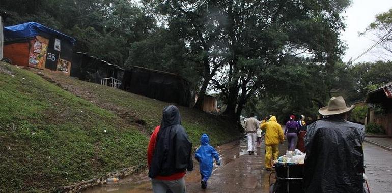 Decenas de miles de familias desplazadas por la crecida del río Paraguay