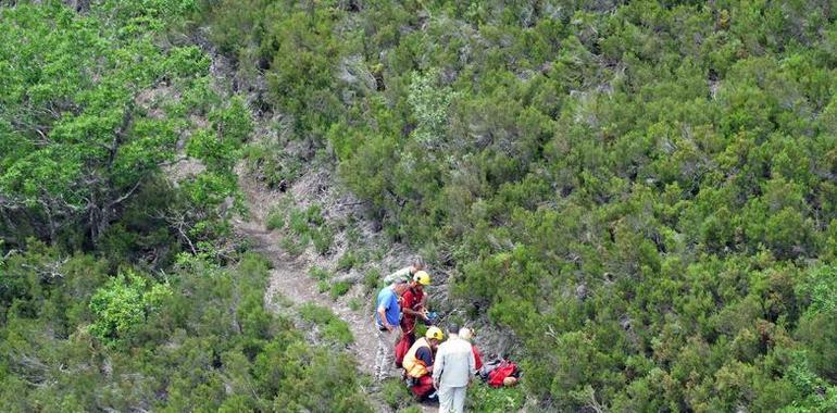 Una mujer rescatada en Muniellos por el helicóptero del SEPA