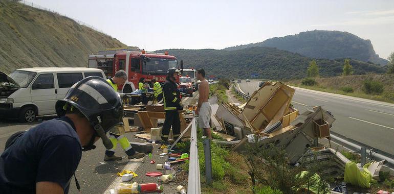 Una mujer de 27 años, herida al volcar la furgoneta en la que viajaba en la AP-15 en Irurtzun