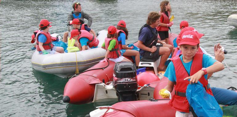 50 chavales de la Escuela de Vela del Club de Regatas limpian el litoral gijonés