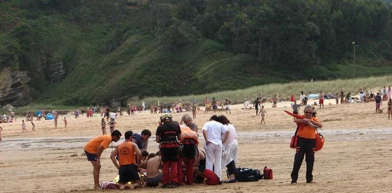 Hospitalizado un anciano tras sufrir una indisposición en la playa de Rodiles