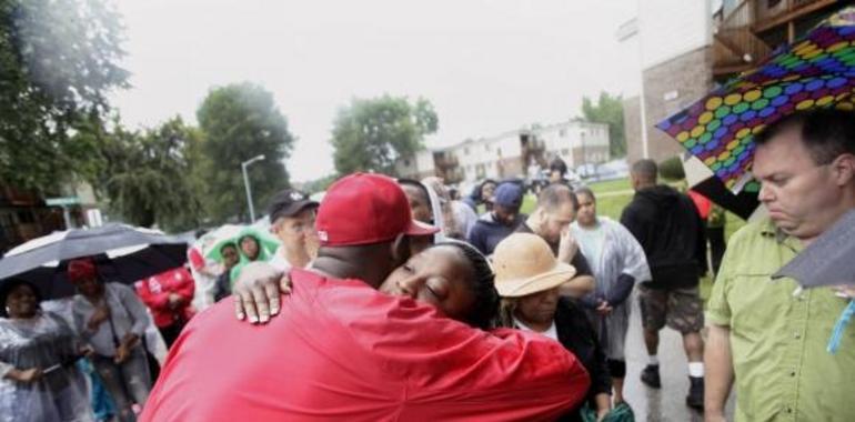 Toque de queda para acallar las protestas por el asesinato policial de un joven negro en EEUU