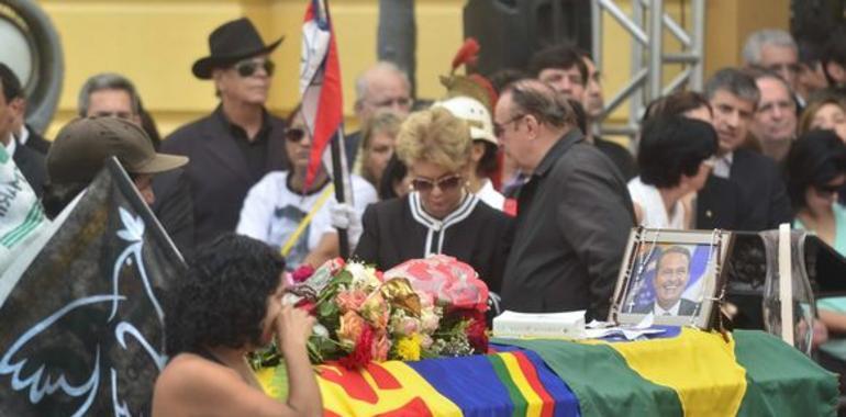 Miles de personas en el funeral del candidato brasileño Eduardo Campos  