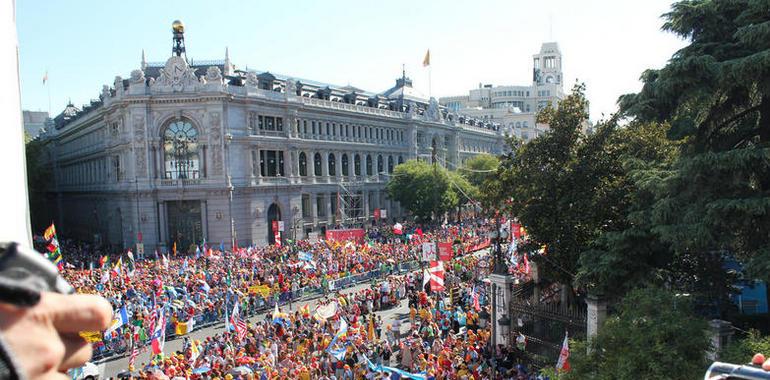 Miles de jóvenes han abarrotado la plaza de Cibeles en la misa inaugural de la JMJ