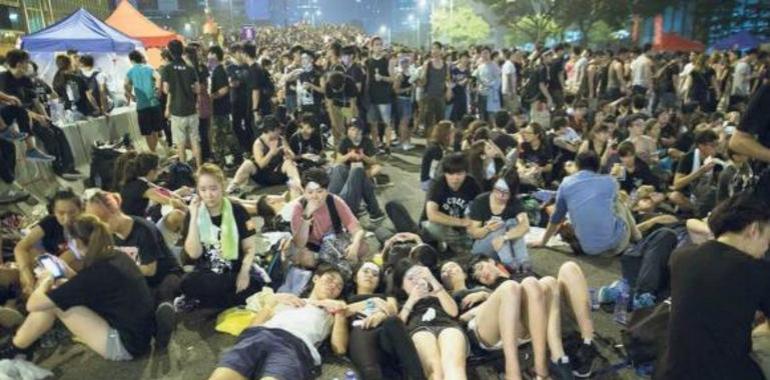 Estudiantes de Hong Kong suspenden diálogo tras ser atacados por comandos