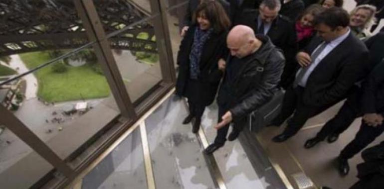 Torre Eiffel: La dama de hierro tiene el suelo de cristal