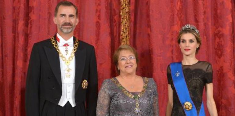 Reyes de España ofrecen cena de gala en honor a la Presidenta Bachelet