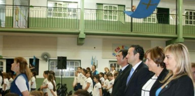 Martínez pone el Colegio Covadonga, en Santa Fe, como ejemplo de solidaridad asturiana