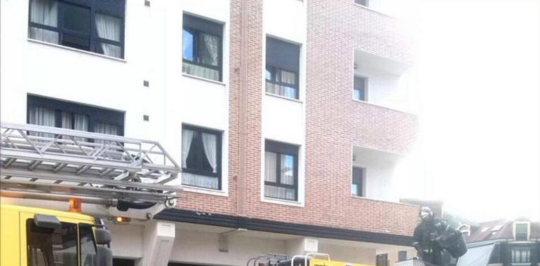 Rescatado un perro del incendio de una vivienda en San Martín del Rey Aurelio 