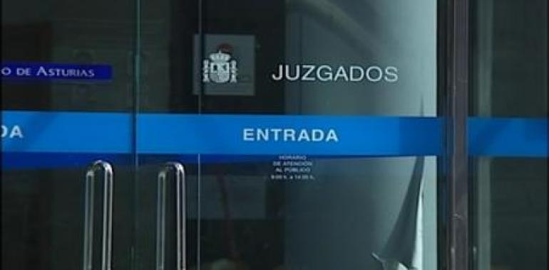 Piden 4 años de cárcel para el acusado de llevarse a sus tres hijas de Gijón a Argentina sin permiso 