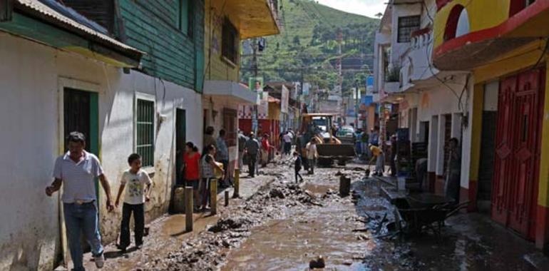 Un desbordamiento causa 7 muertos y un niño desaparecido en Cuilapa, Guatemala