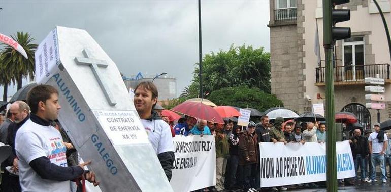 Trabajadores de Alcoa y la antigua Fábrica de Armas protestan ante el ayuntamiento de La Coruña