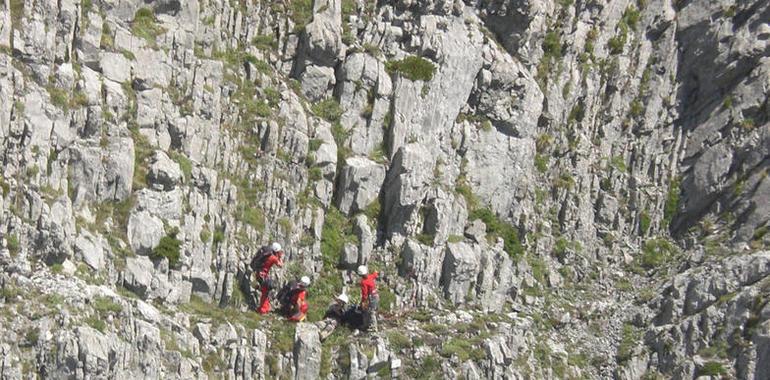 Protección Civil evacua a un varón herido en Peña Ubiña