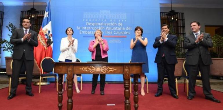 Bachelet firma Proyecto de Ley que despenaliza la interrupción del embarazo