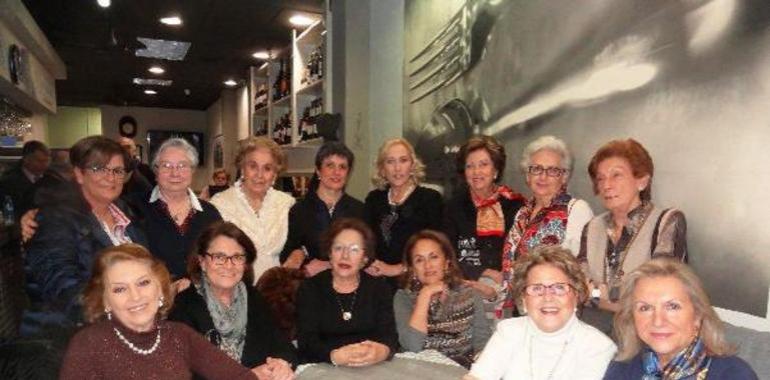 Las cofrades de Doña Gontrodo anticipan la primavera en Casa Pedro