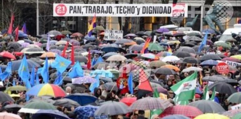 Masiva protesta en España para pedir "pan, trabajo, techo y dignidad" 