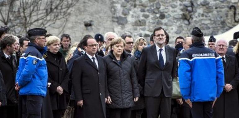 Hollande, Merkel y Rajoy en la zona de caída del avión de Germanwings 