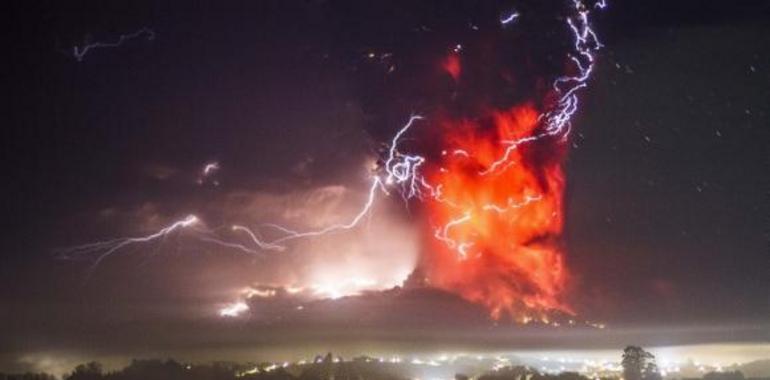 Miles de evacuados y ciudades cubiertas de ceniza por la erupción de volcán Calbuco en Chile  