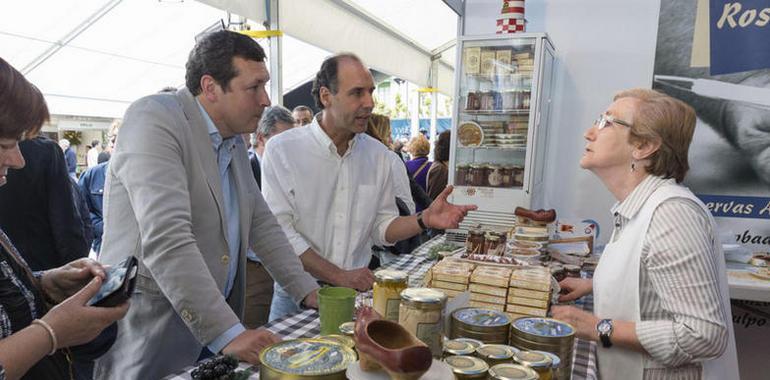 Santoña celebra hasta el domingo su feria de la anchoa "en femenino y plural"