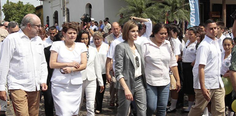 La Reina Letizia visita los municipios salvadoreños que reciben la cooperación española