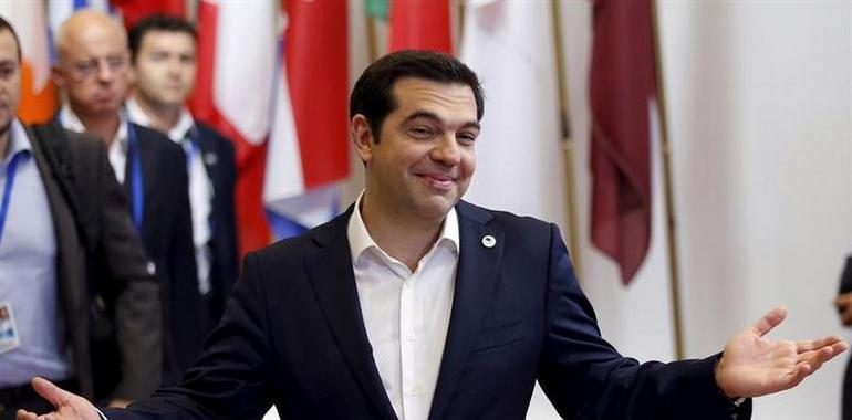 Tsipras promete reformes "creíbles" y pide un acuerdu qu