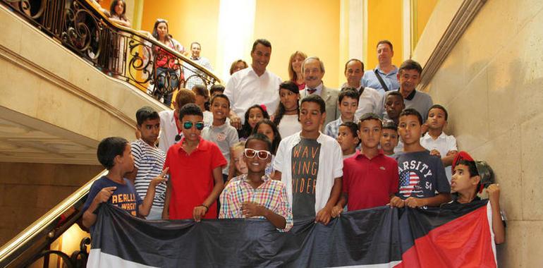 Recepción municipal a los niños saharauis acogidos por familias de Oviedo 