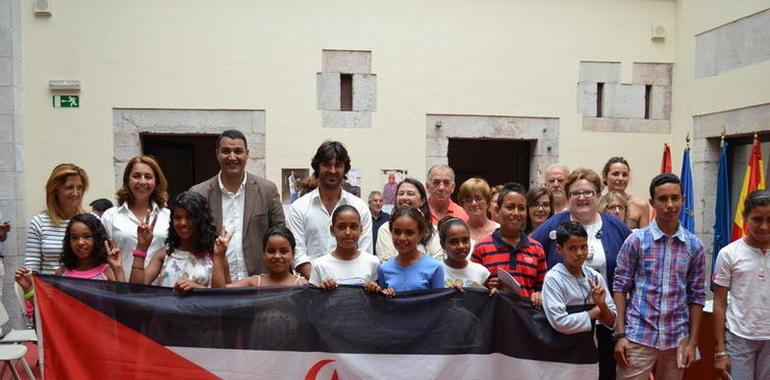 Las banderas del Sahara libre y la solidaridad ondean en Llanes