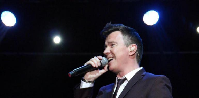 Poco público pero entusiasta recibe al australiano Rick Astley en La Ería