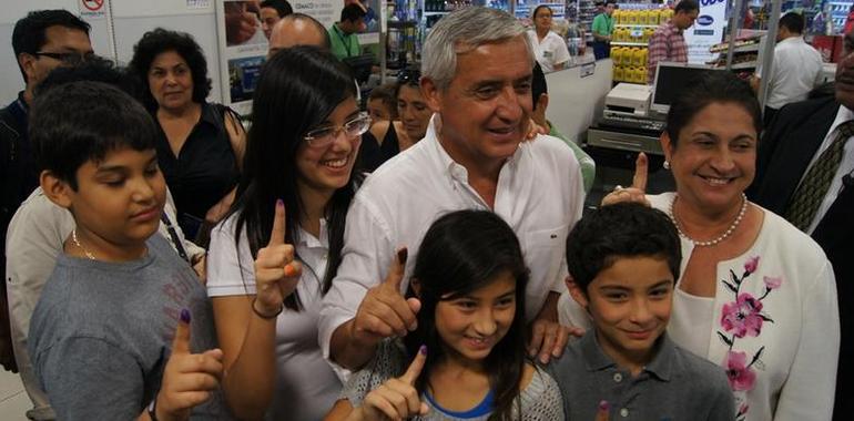 Otto Pérez, aventajado en las presidenciales de Guatemala, con sus nietos en las elecciones infantiles