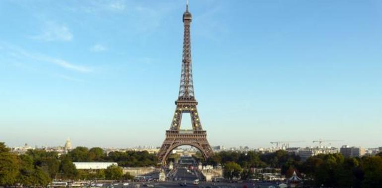 La Torre Eiffel lucirá esta noche en azul, blanco y rojo