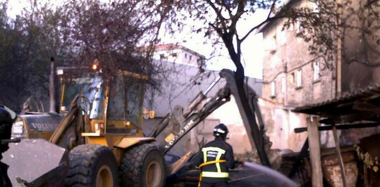 El Servicio de Bomberos de la ANE sofoca un incendio en un solar de la avenida de Aróstegui de Pamplona 