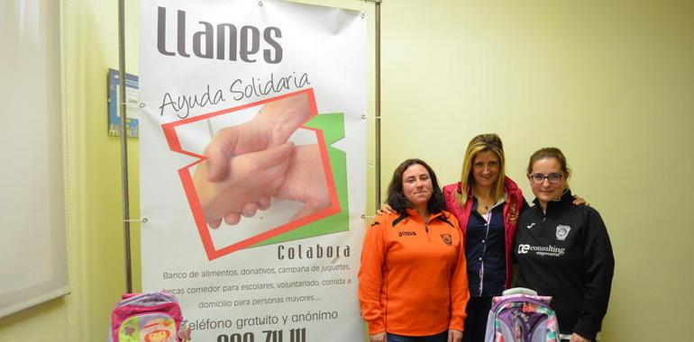 La A.D. Playa de Llanes Voleibol dona material escolar para el programa Llanes Ayuda Solidaria