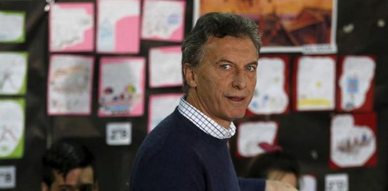 Scioli y Macri zarren les sos campañes electorales ante cientos de siguidores