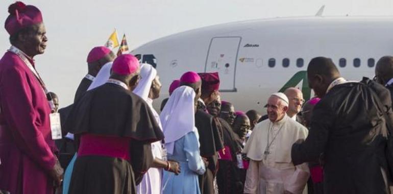 Papa Francisco llega a Uganda en su gira africana