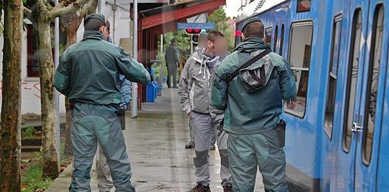 La Guardia Civil detiene en Cataluña a tres miembros de una red de captación para el DAESH