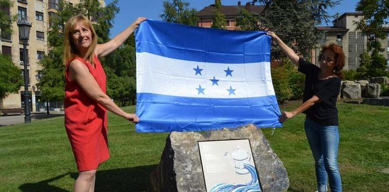 Placa en Oviedo en recuerdo de la asesinada Berta Cáceres