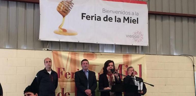 Álvarez anima en Boal a producir miel ecológica 