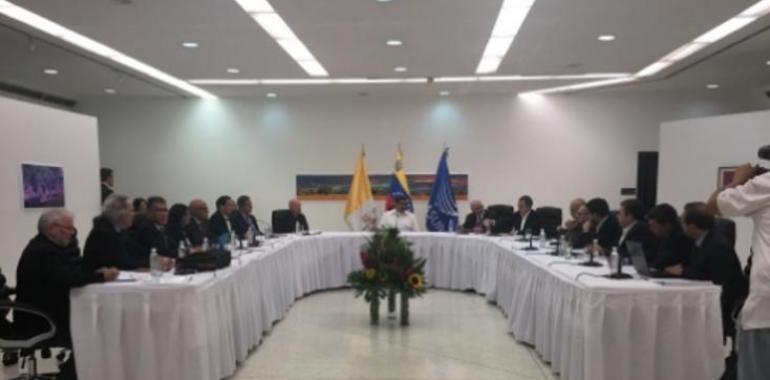 Comienza difícil diálogo Gobierno y oposición en Venezuela 