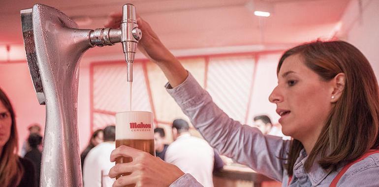 Más de 1.000 asturianos aprendieron a tirar cerveza con el Taller de Tiraje de Mahou