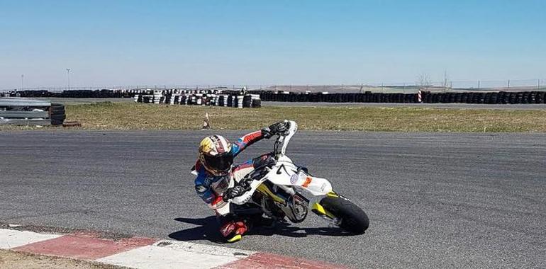 El piloto gijonés Adrián Fernández Murias en el SuperMotard 85 cc 