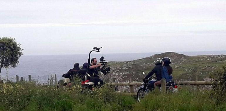 El cineasta Luis Trapiello rueda en la playa de Cue parte de su ópera prima, Enterrados