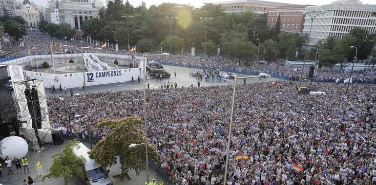 Apoteósico recibimiento al Madrid y su copa en Cibeles