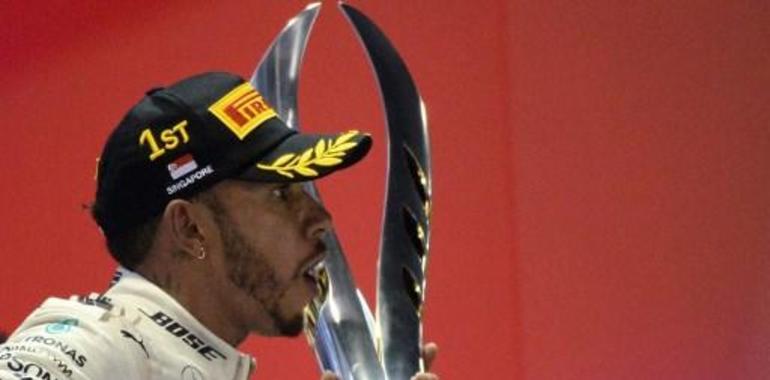 Hamilton gana el GP de Singapur  y Carlos Sainz Jr es cuarto