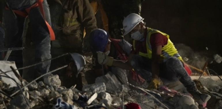 México continúa el rescate, con más de 225 víctimas del terremoto