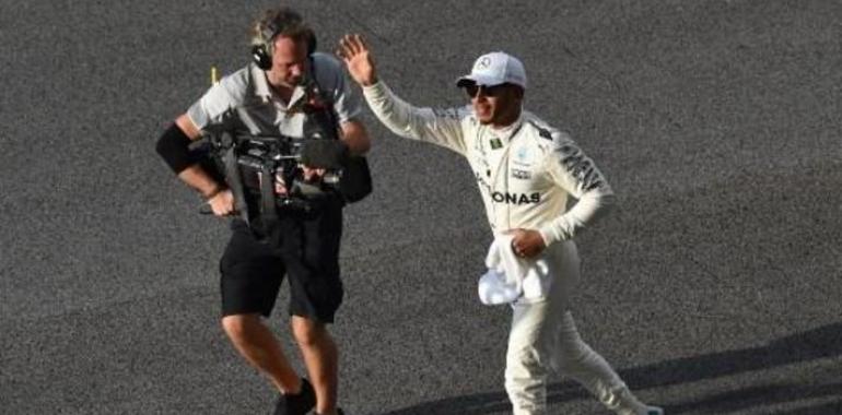 Hamilton logra la pole en Malasia. Fernando Alonso saldrá décimo